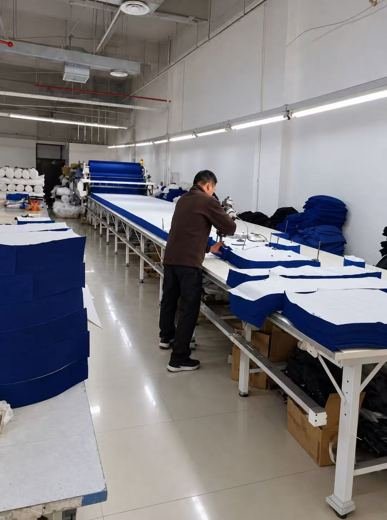 Automatic fabric spreading and cutting table